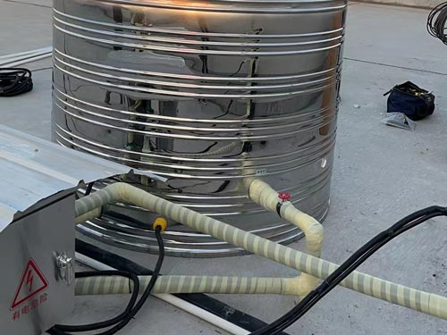 合肥啟灝醫(yī)療科技有限公司空氣熱水器安裝現(xiàn)場(chǎng)